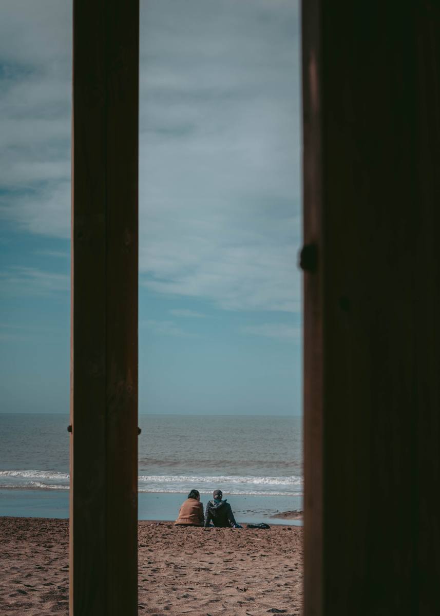 Mar visto entre dos postes