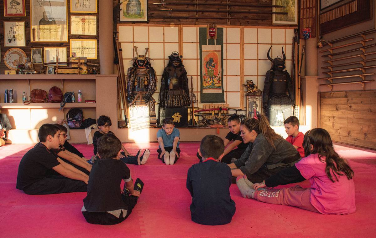 Ronda de alumnos sentados en el tatami