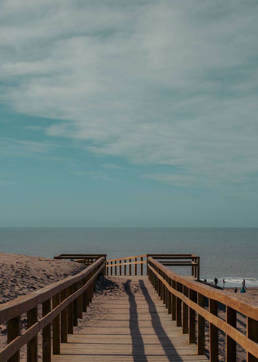 Escalera de madera hacia la playa