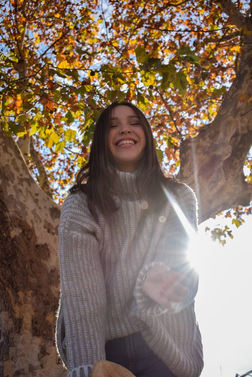 Retrato a contraluz entre hojas de otoño
